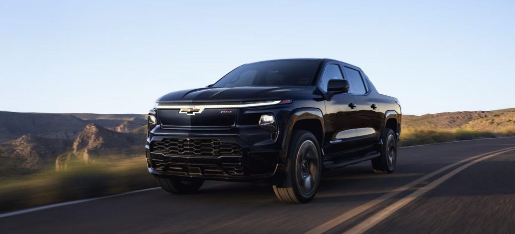 Chevy Silverado EV черного цвета